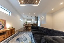 折り上げ天井の木目が特徴的で開放感あるスタイリッシュリビング