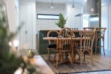 ODグリーンでモールディングの腰壁と白いブリックタイルがオシャレなキッチン