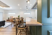 アイリッシュパブのようなオシャレなカウンターキッチン