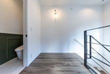 アイアン手摺りとゆとりのある階段ホールは、それだけでフォトジェニック