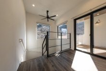 ホールからも段差ナシで出入りできるサードプレイスなリビングバルコニー