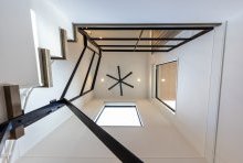 シーリングファンとアイアン手摺りとサッシのブラックが効いた吹抜け