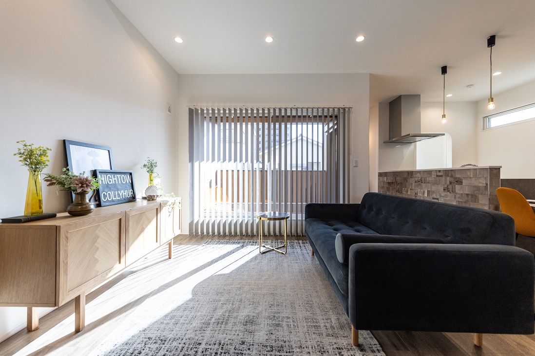 近隣の視線からプライバシーを保ち、明るさを十分に取り込む２階リビング