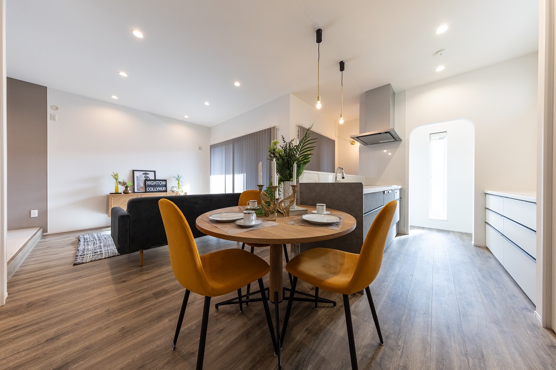 コンパクトにゾーニングされたLDKでは丸テーブルの横並びダイニングが◎