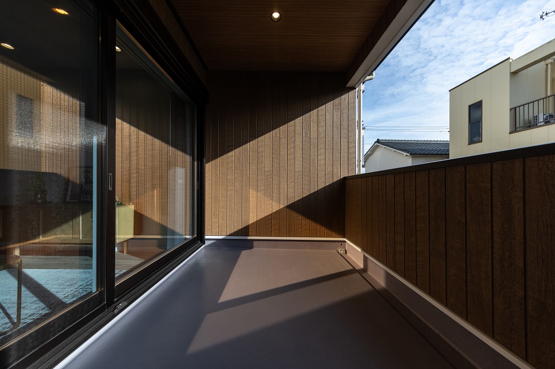 インナーバルコニーは、窓を開け放つとウチソトを繋ぐリビングバルコニーに！