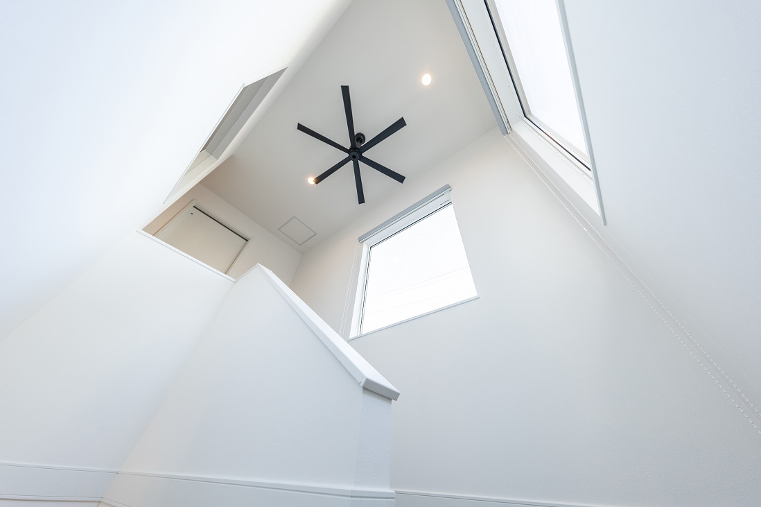 高さ約６Mが吹き抜ける白い空間に印象的なブラックのシーリングファン