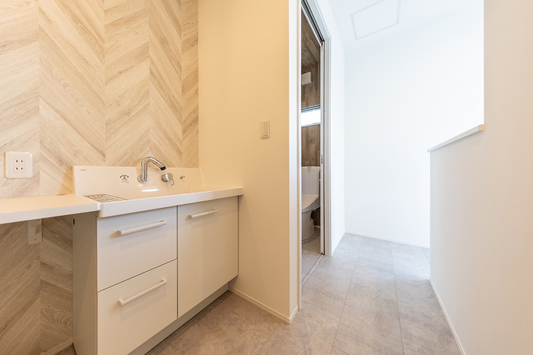 動線上の洗面にはヘリンボーンのアクセント！「兼ねる」のデザインが◎