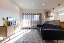 近隣の視線からプライバシーを保ち、明るさを十分に取り込む２階リビング