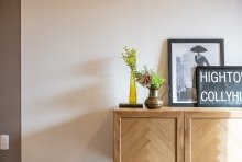 ヘリンボーン組みのオークの木肌とシャープなブラックのコントラスト