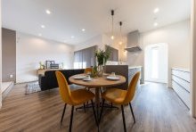 コンパクトにゾーニングされたLDKでは丸テーブルの横並びダイニングが◎