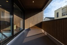 インナーバルコニーは、窓を開け放つとウチソトを繋ぐリビングバルコニーに！