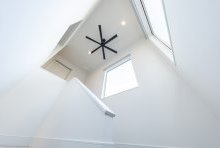 高さ約６Mが吹き抜ける白い空間に印象的なブラックのシーリングファン