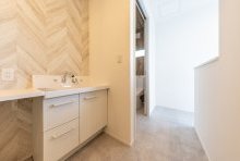 動線上の洗面にはヘリンボーンのアクセント！「兼ねる」のデザインが◎