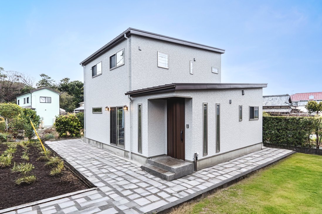 細かに散りばめた石をイメージしたシルバーグレーの外壁がモダン