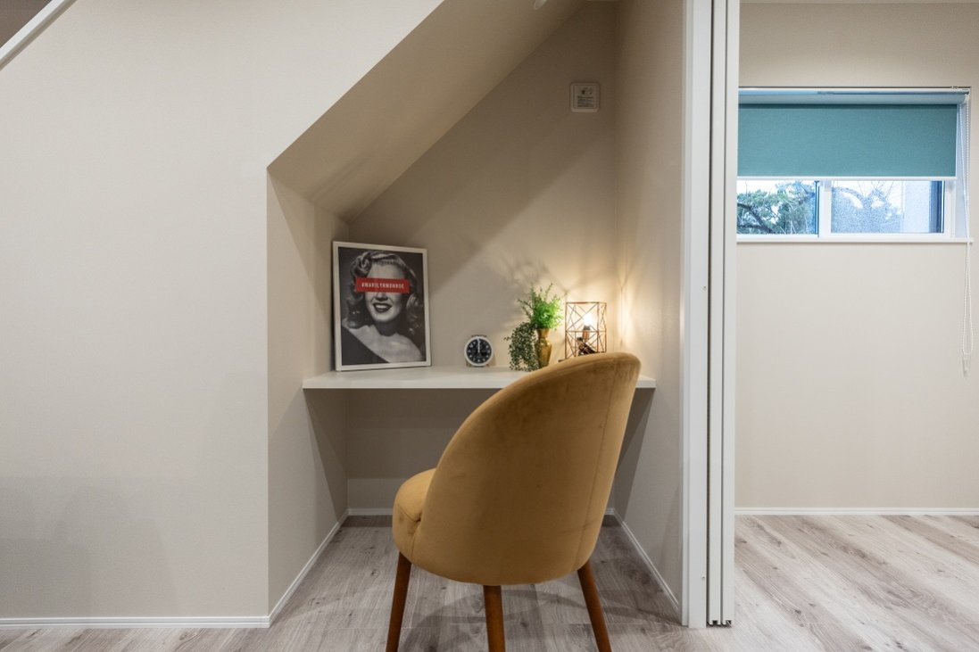 ちょっとした階段下スペースもデスクスペースとして有効活用