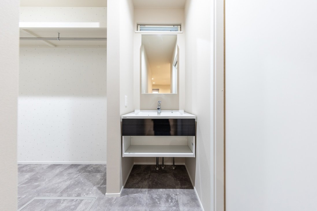 フロートタイプのホテルライクな洗面の横には便利なFCLも完備