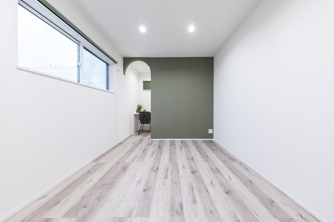 アクセントとなるアーチ開口の向こうは、落ち着けるスタディースペース