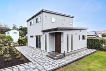 細かに散りばめた石をイメージしたシルバーグレーの外壁がモダン