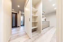 玄関ホールからは２通りの動線でリビングやキッチンに快適アクセス