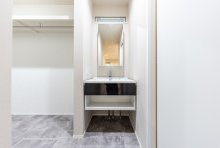 フロートタイプのホテルライクな洗面の横には便利なFCLも完備