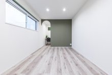 アクセントとなるアーチ開口の向こうは、落ち着けるスタディースペース