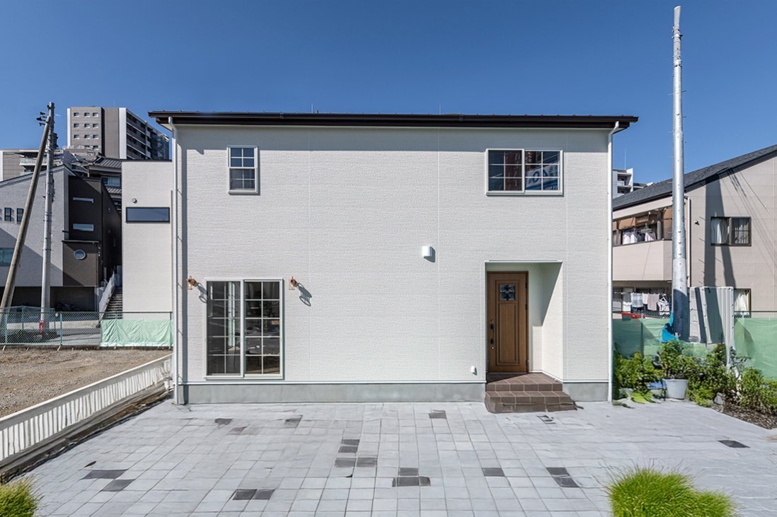 大きさの異なる格子窓がアクセントとリズムを生む清潔感ある外観