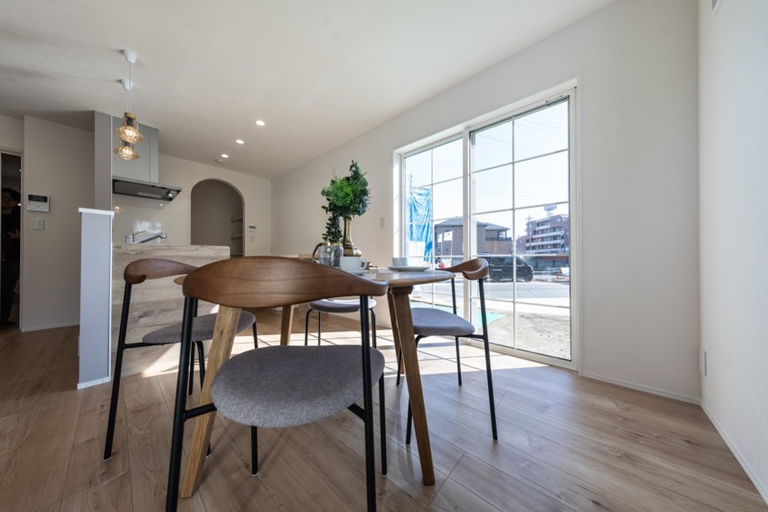 掃き出しの格子入りテラス窓がオシャレなダイニングを演出