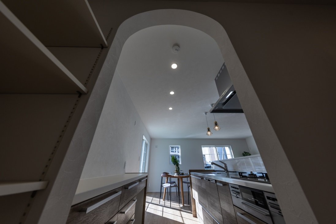 こだわりのアーチ開口を設けたパントリーは、日常のテンションUP