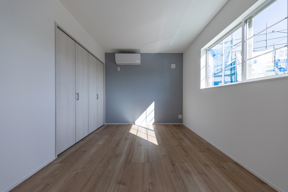 アクセントクロスを使いながらもやさしい色で統一性のある寝室