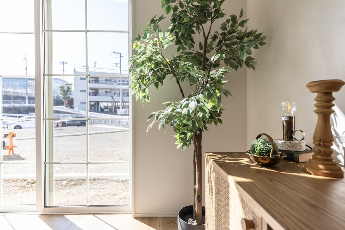 空間に奥行を与えるヴィンテージなアイテムもやさしいトーンが◎