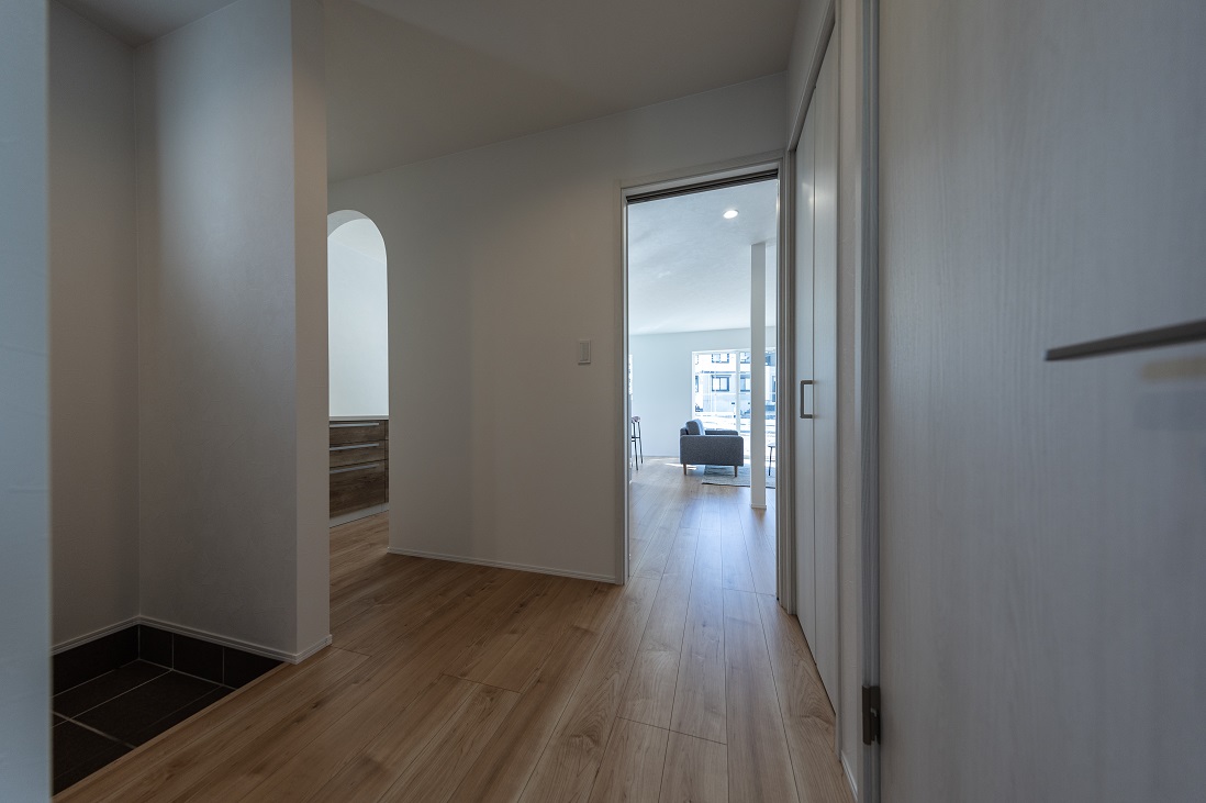 ３通りの帰宅動線（洗面・パントリー・リビング）を叶えたホール