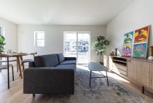 淡目のニュートラルなカラーでコーディネートしたリビング