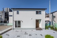 大きさの異なる格子窓がアクセントとリズムを生む清潔感ある外観