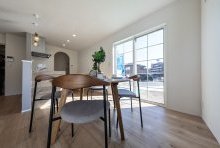 掃き出しの格子入りテラス窓がオシャレなダイニングを演出