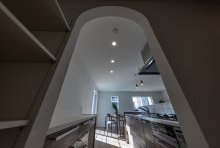 こだわりのアーチ開口を設けたパントリーは、日常のテンションUP