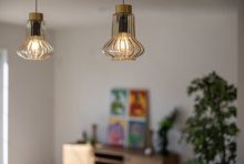 キッチンのワークトップ上にもヴィンテージのペンダントライト