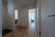 ３通りの帰宅動線（洗面・パントリー・リビング）を叶えたホール