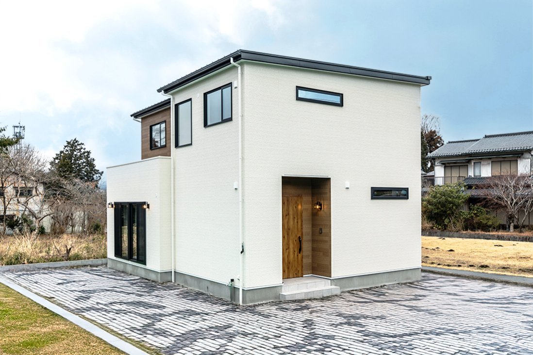 外観もインテリア同様、白基調に木目・ブラックのバランスが◎