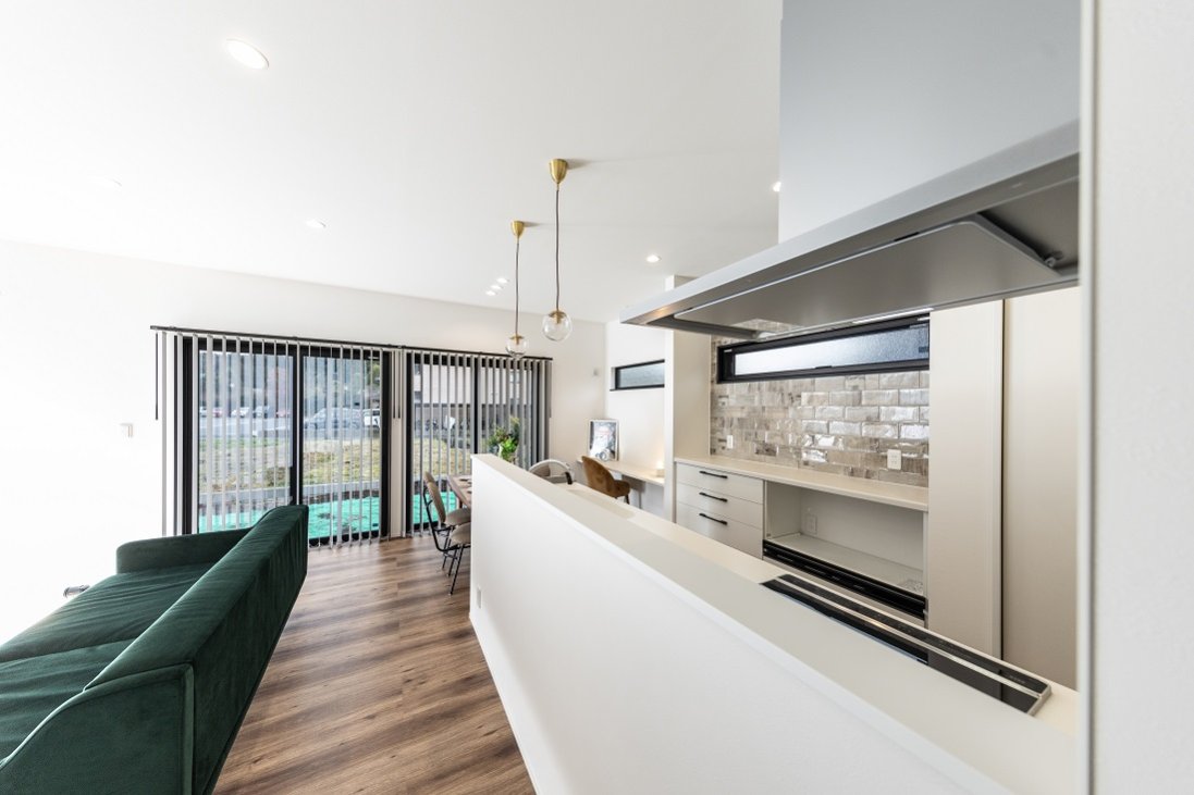 明るく開放的なリビングダイニングを叶え庭も望める大きな掃き出し窓