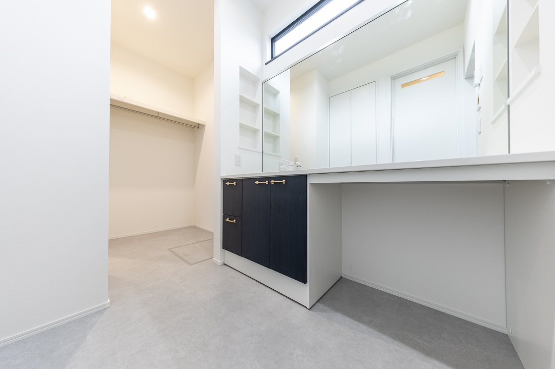 ホテルライクな大きなミラーとロングカウンター仕様の清潔感ある洗面