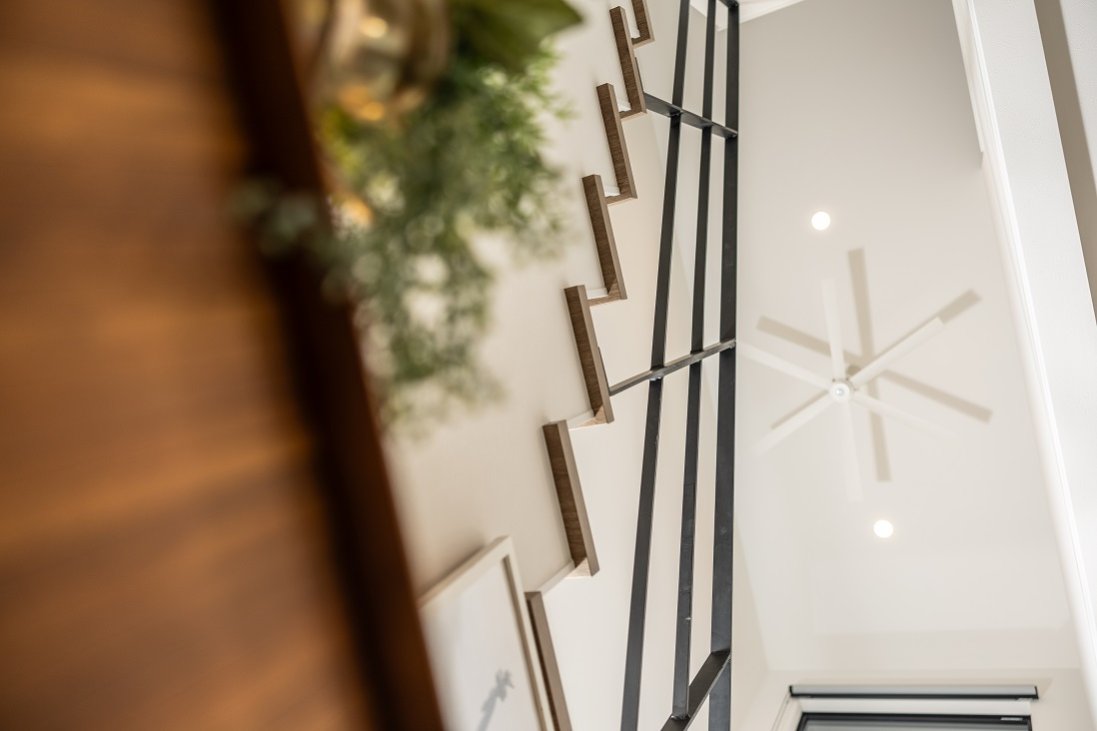 ふと立ち止まって、何気なく見上げるシーンにも心地よさが漂う