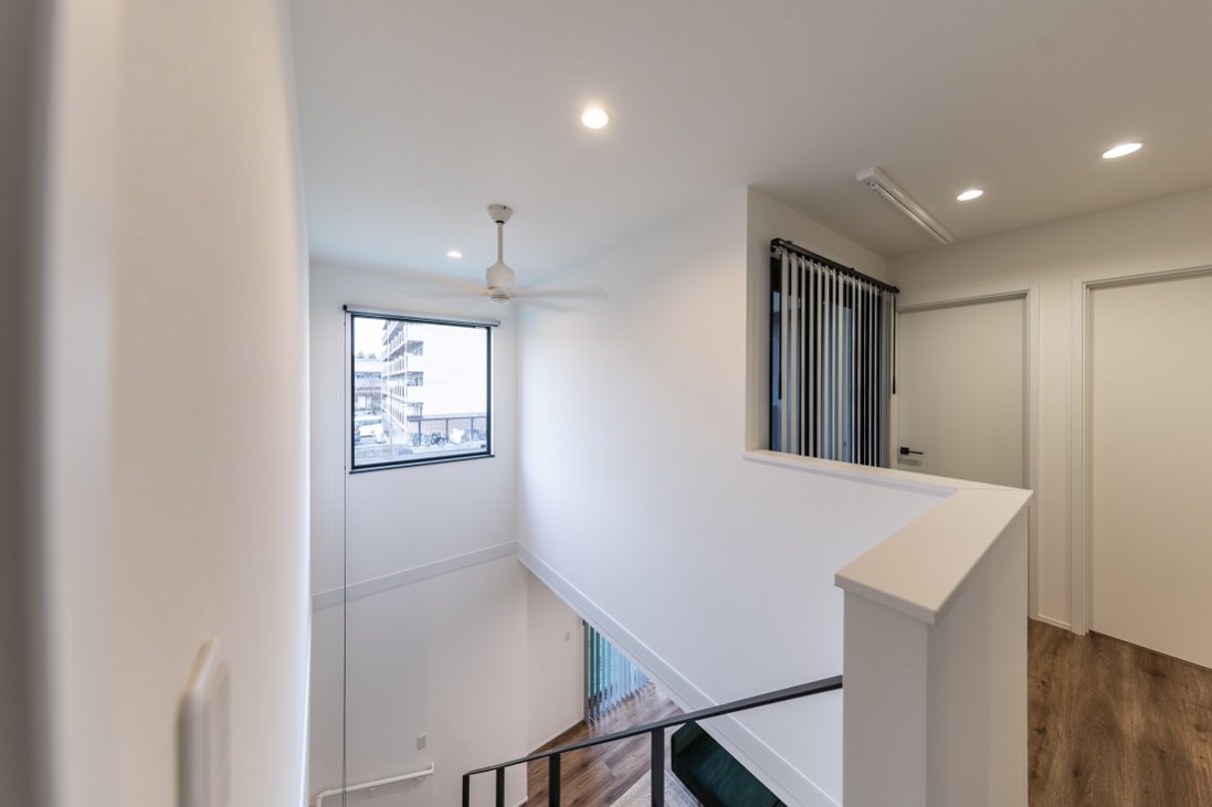 吹抜けの大きな窓は、四季で変わる外の景色や自然な明るさを届ける