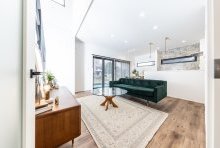 白が基調の空間に、木目・タイル・ブラックのバランスが美しいLDK