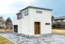 外観もインテリア同様、白基調に木目・ブラックのバランスが◎