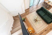 吹抜けからの見下ろしも品がともなう、居心地のよいリビング