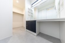 ホテルライクな大きなミラーとロングカウンター仕様の清潔感ある洗面