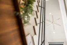 ふと立ち止まって、何気なく見上げるシーンにも心地よさが漂う