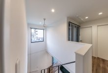 吹抜けの大きな窓は、四季で変わる外の景色や自然な明るさを届ける