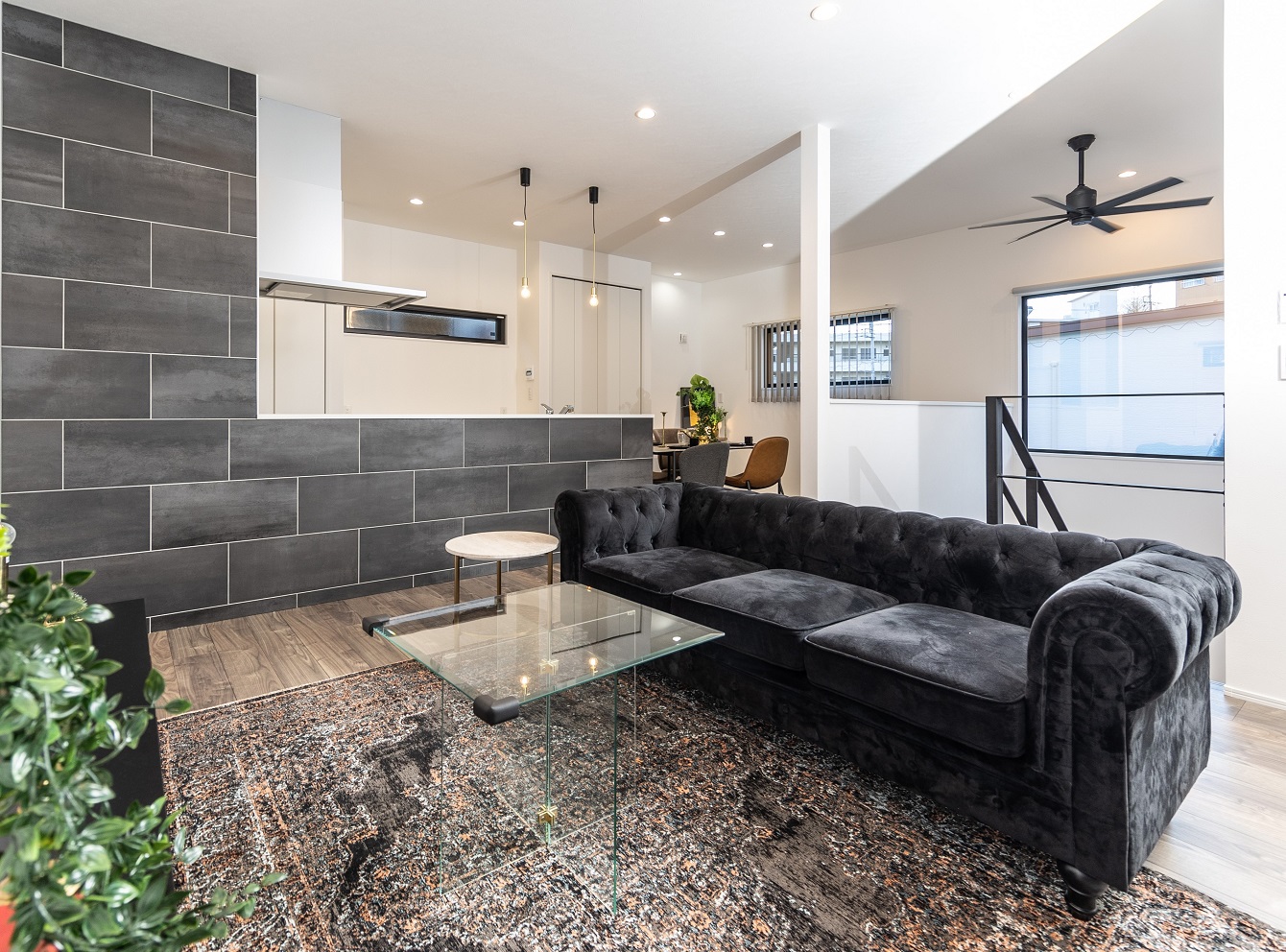 【インダストリアルな２階リビングの家】