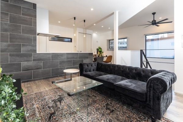 【インダストリアルな２階リビングの家】